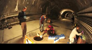 Collecting samples in a sewer channel near Glattstollen (ZH). Image: Christoph Ort/Eawag.