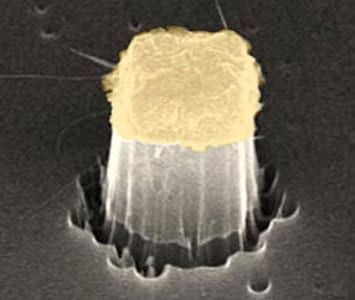 Prolonged optical emission in air-bridged carbon nanotubes