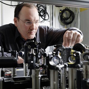 Christoph Hauri in the laser lab at the Paul Scherrer Institute (Photo: Scanderbeg Sauer Photography)