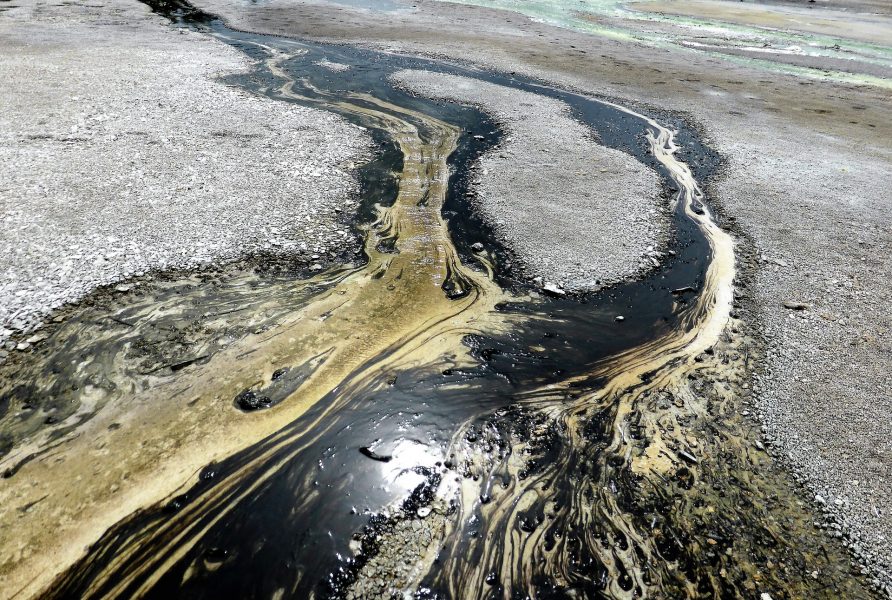 Bioinspired Approach to Cleaning Up Viscous Crude Oil Spills