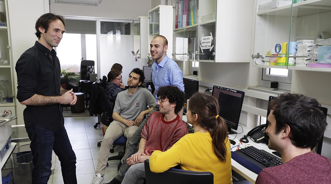 Oded Rechavi in the lab with his students.