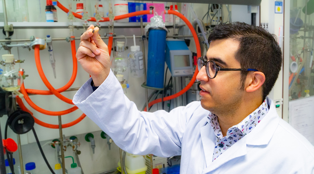 Researcher César Rodriguez-Emmenegger in the lab.