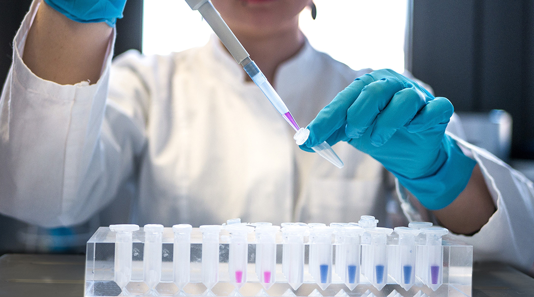 Scientist in the lab pipetting liquids.