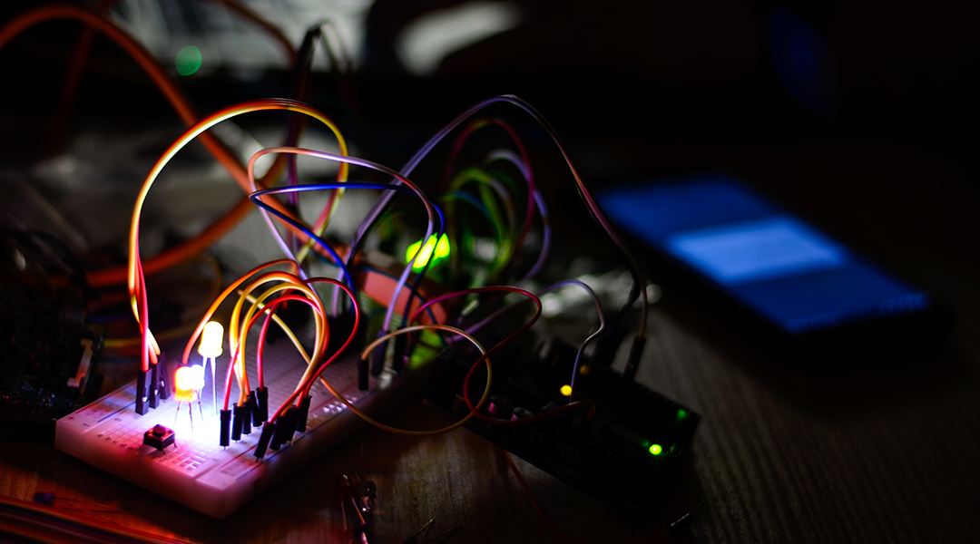 Using light to power wireless brain-like computers