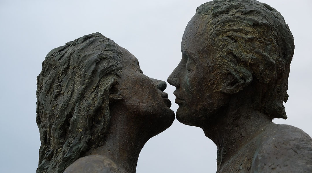 Statues kissing