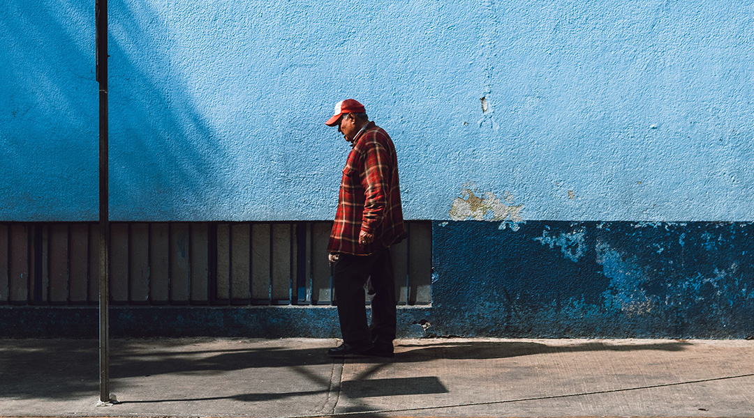 Old man walking in Coyoacán, CDMX