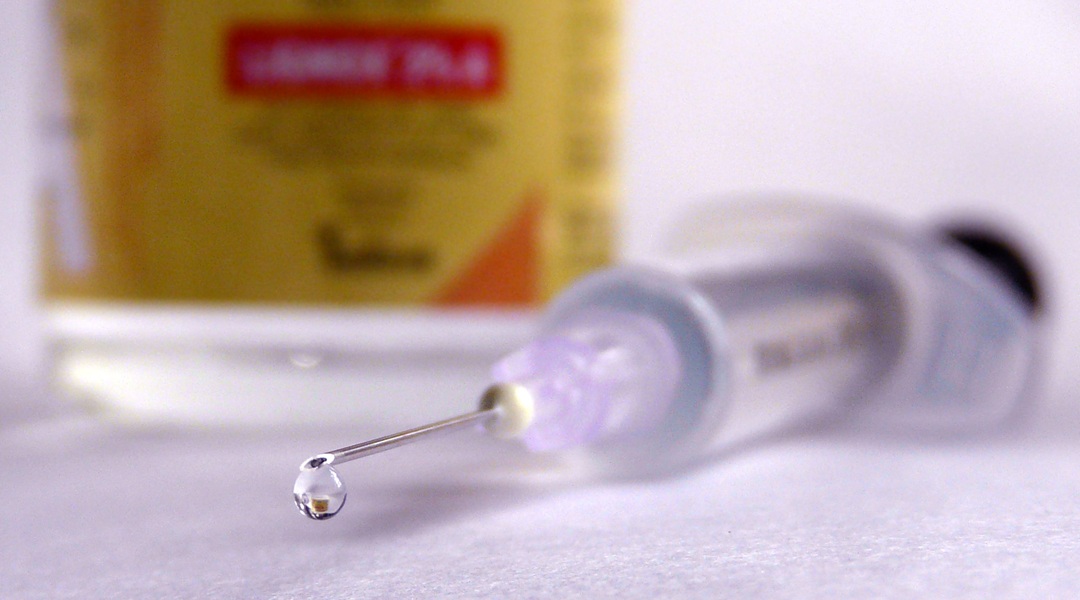 needle-14194682140_3447880ff4_k – crop Needle with drop at the tip.