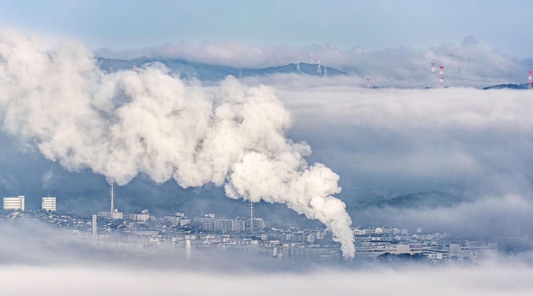 climate-change-issue-7575216_1920-kanenori_via_Pixabay-1080×600 Clouds of smoke rising from garbage incineration.